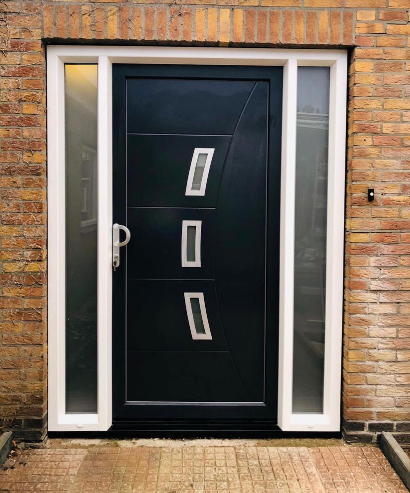 Moderne WTD voordeur in zwart met drie glasinzetten en witte omlijsting